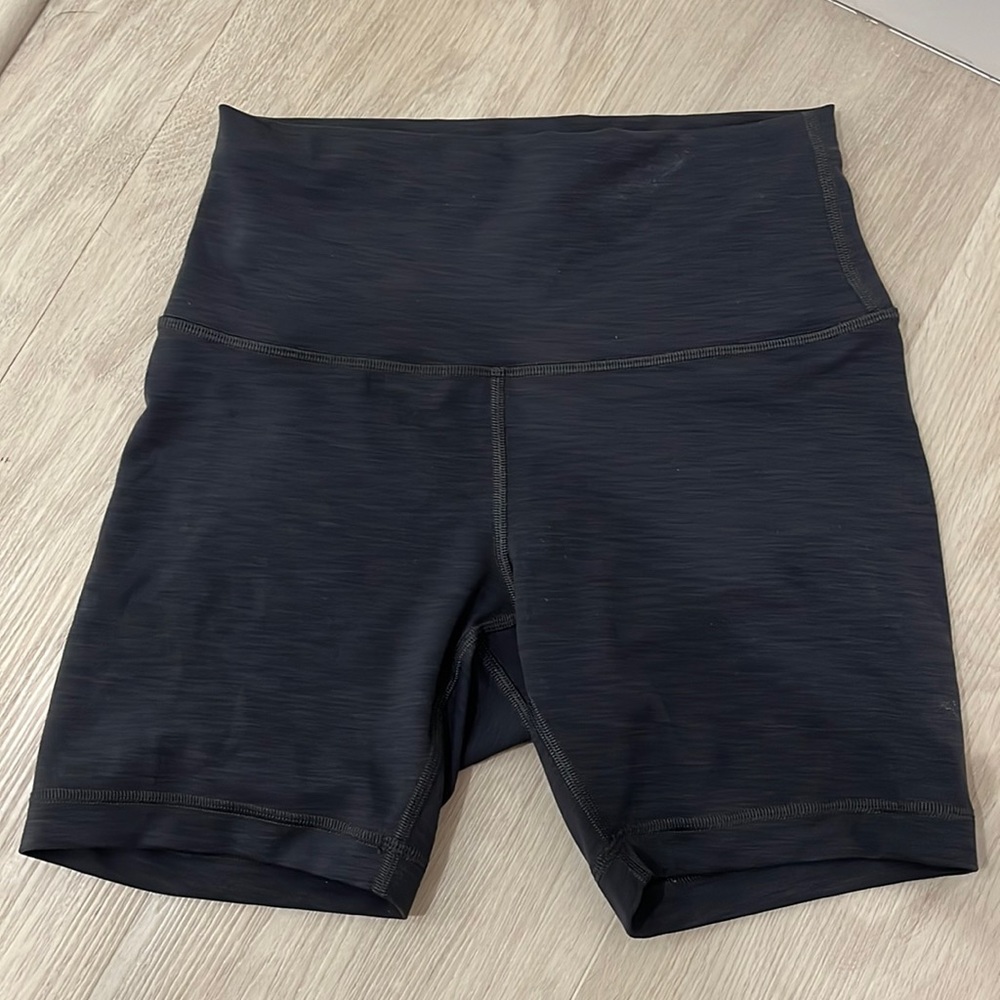 Lululemon Wunder Train High-Rise Short 6"
Heathered Graphite Grey Size 6
